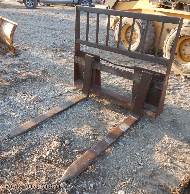 image for item DL2104 1998 New Holland LX885  skid steer loader