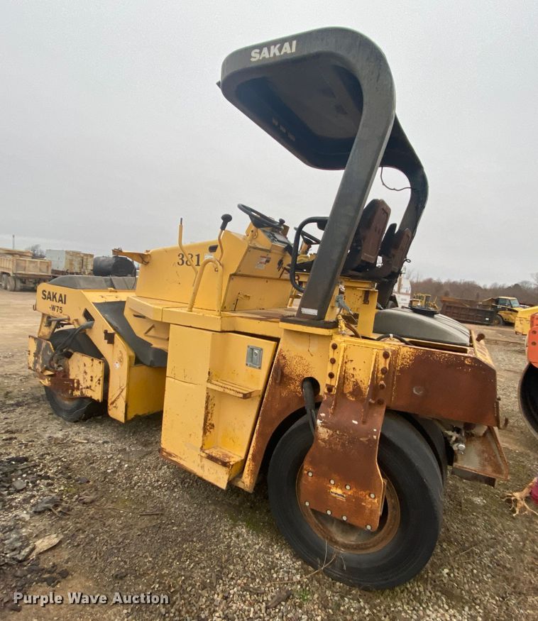 image for item DM2747 Sakai GW750  pneumatic roller