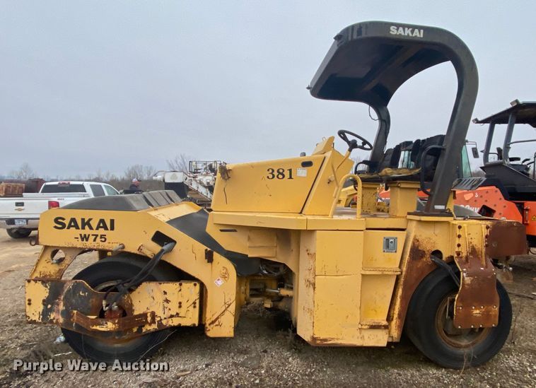 image for item DM2747 Sakai GW750  pneumatic roller