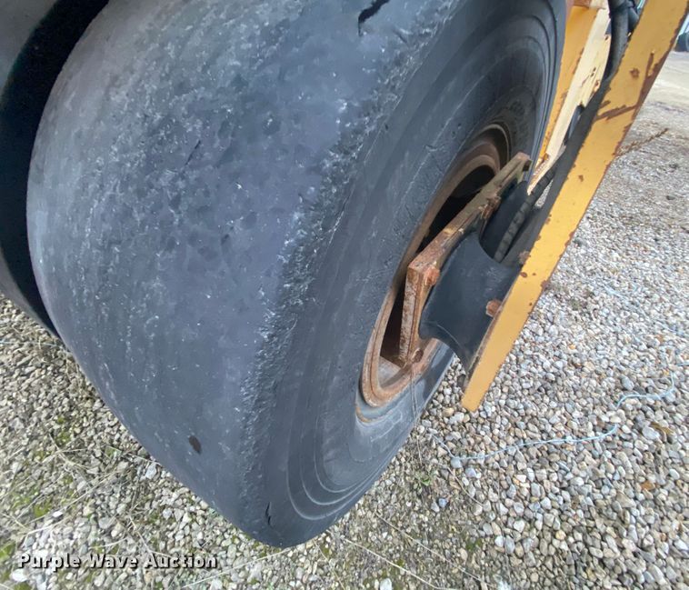 image for item DM2747 Sakai GW750  pneumatic roller