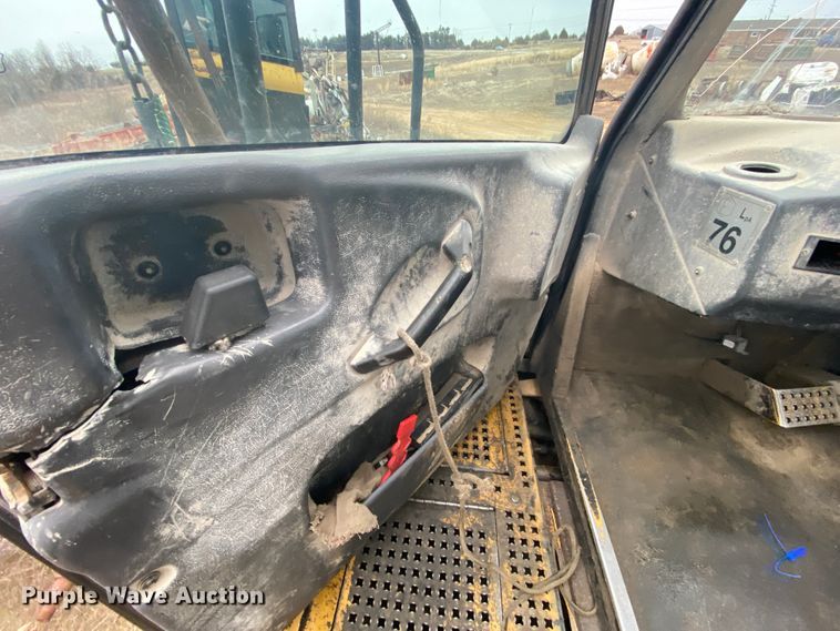 image for item DM2751 2001 Caterpillar 725  haul truck