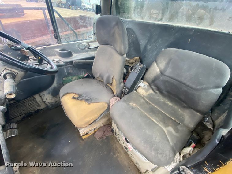 image for item DM2751 2001 Caterpillar 725  haul truck