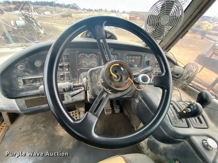 image for item DM2751 2001 Caterpillar 725  haul truck