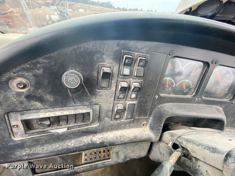 image for item DM2751 2001 Caterpillar 725  haul truck