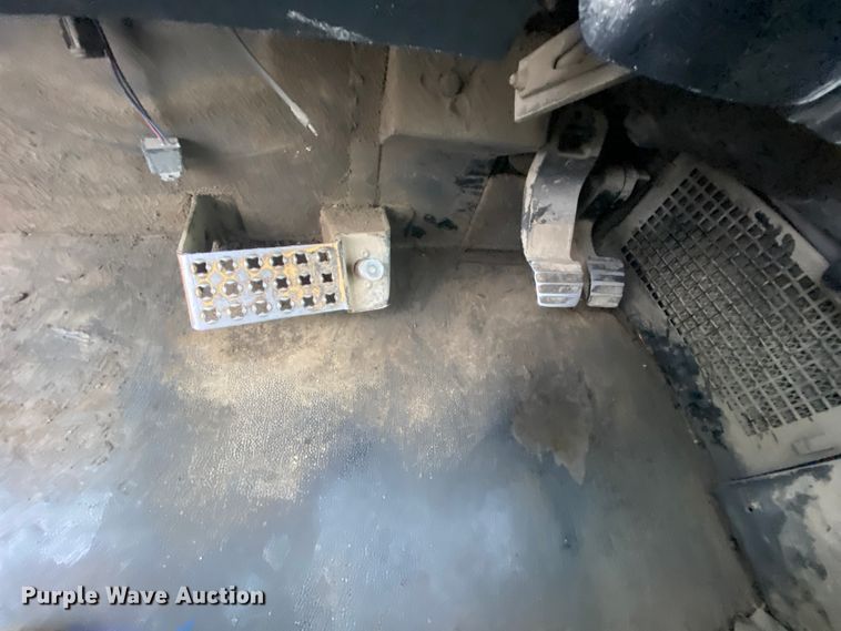 image for item DM2751 2001 Caterpillar 725  haul truck