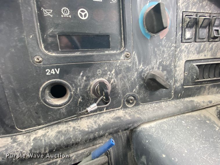 image for item DM2751 2001 Caterpillar 725  haul truck