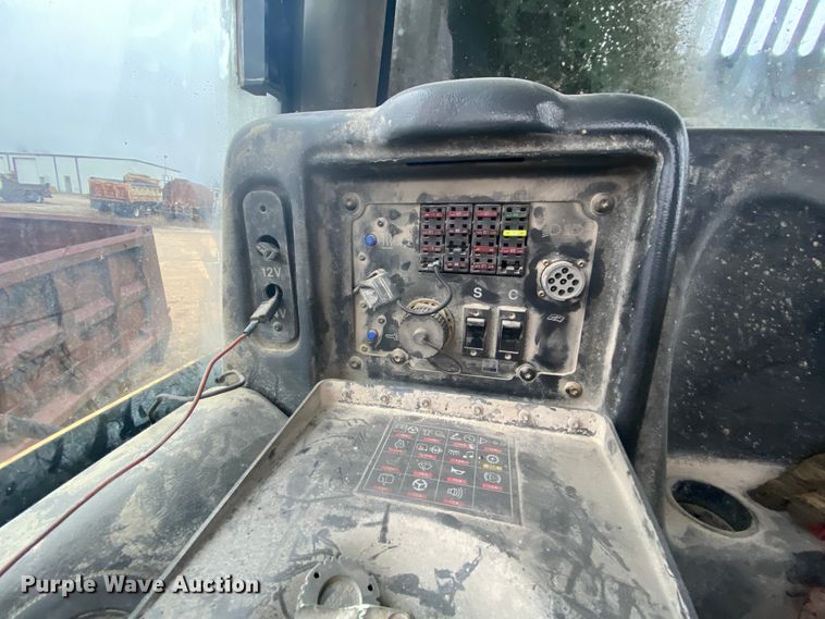 image for item DM2751 2001 Caterpillar 725  haul truck