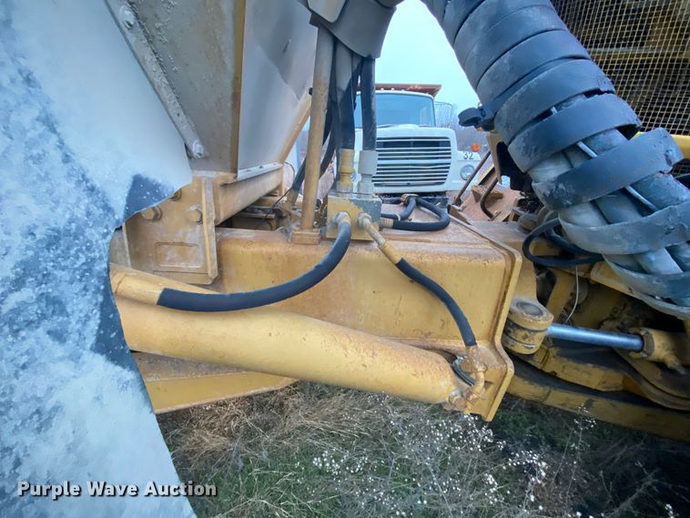 image for item DM2751 2001 Caterpillar 725  haul truck