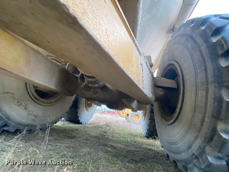 image for item DM2751 2001 Caterpillar 725  haul truck