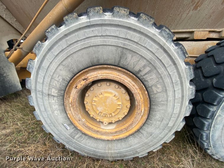 image for item DM2751 2001 Caterpillar 725  haul truck