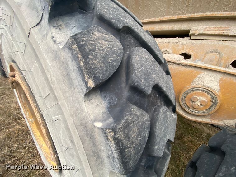 image for item DM2751 2001 Caterpillar 725  haul truck