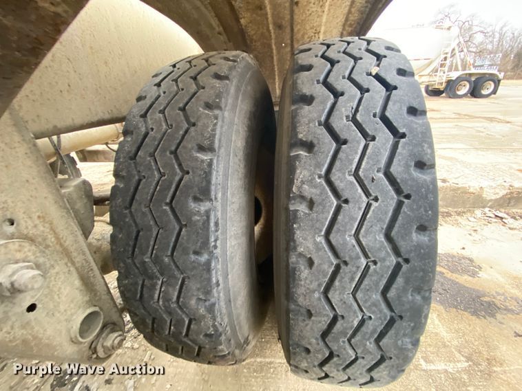 image for item DM2759 1978 Fruehauf pneumatic dry bulk trailer