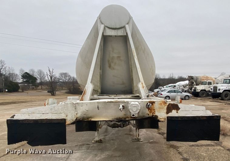 image for item DM2760 1984 Fruehauf pneumatic dry bulk trailer