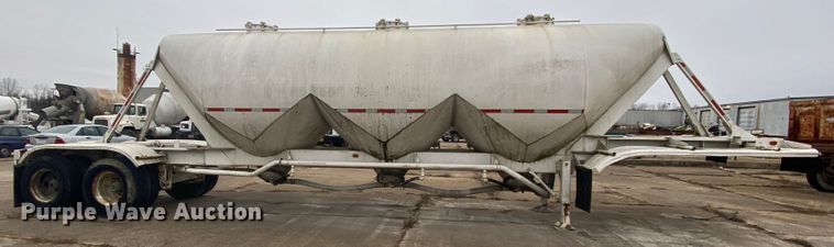 image for item DM2760 1984 Fruehauf pneumatic dry bulk trailer