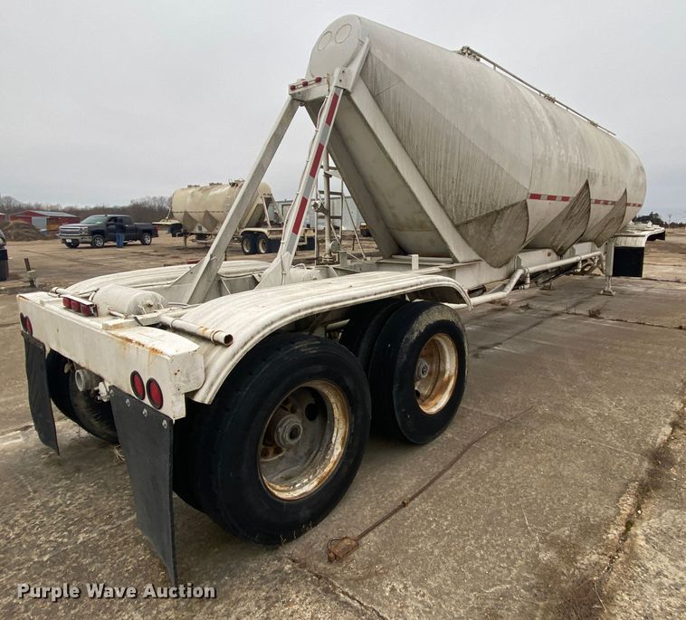 image for item DM2760 1984 Fruehauf pneumatic dry bulk trailer