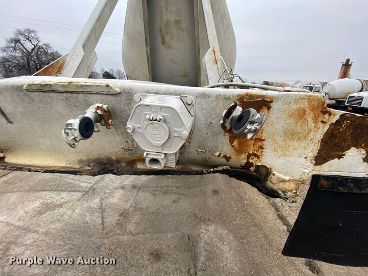 image for item DM2760 1984 Fruehauf pneumatic dry bulk trailer