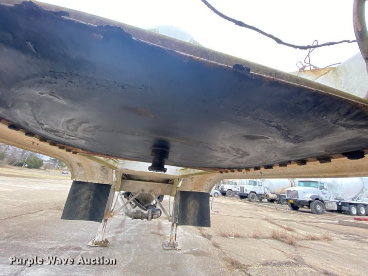 image for item DM2760 1984 Fruehauf pneumatic dry bulk trailer