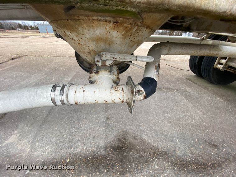 image for item DM2760 1984 Fruehauf pneumatic dry bulk trailer