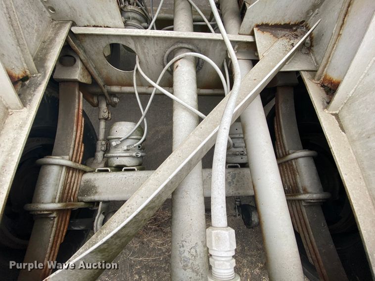 image for item DM2760 1984 Fruehauf pneumatic dry bulk trailer