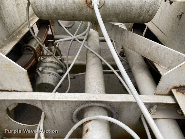 image for item DM2760 1984 Fruehauf pneumatic dry bulk trailer