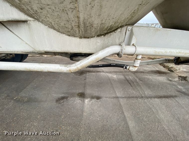 image for item DM2760 1984 Fruehauf pneumatic dry bulk trailer