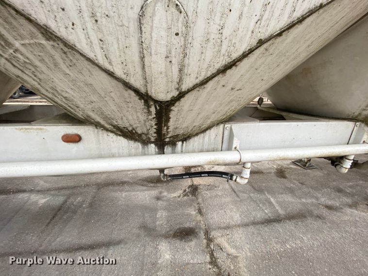 image for item DM2760 1984 Fruehauf pneumatic dry bulk trailer