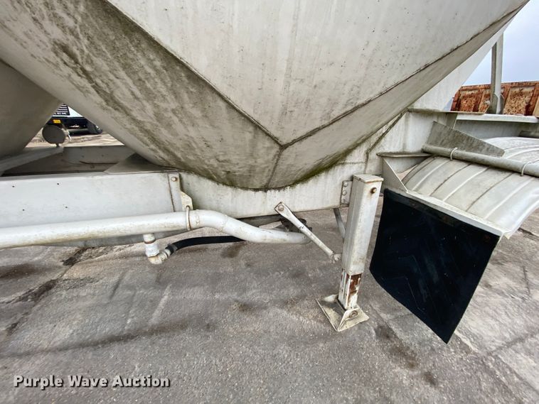 image for item DM2760 1984 Fruehauf pneumatic dry bulk trailer