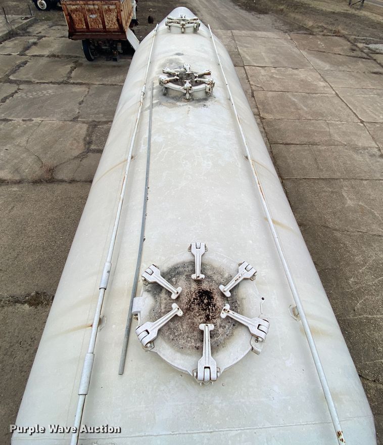 image for item DM2760 1984 Fruehauf pneumatic dry bulk trailer