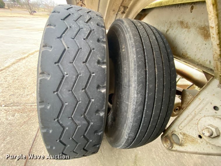 image for item DM2760 1984 Fruehauf pneumatic dry bulk trailer