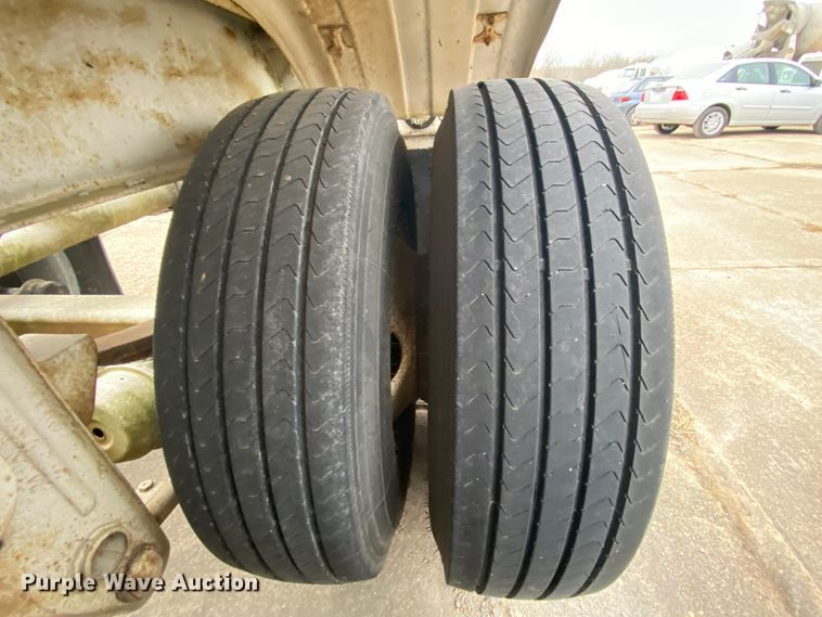 image for item DM2760 1984 Fruehauf pneumatic dry bulk trailer