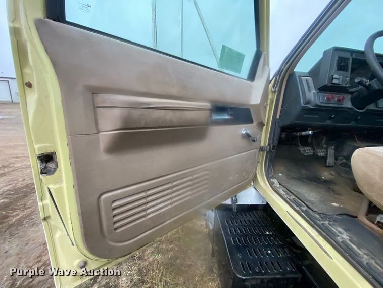 image for item DM2765 1996 GMC TopKick  flatbed truck