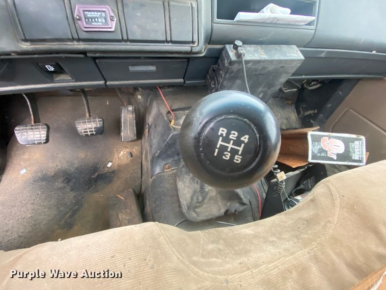 image for item DM2765 1996 GMC TopKick  flatbed truck