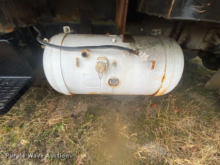 image for item DM2765 1996 GMC TopKick  flatbed truck