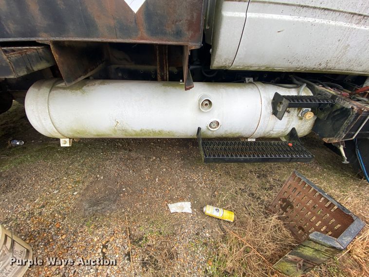 image for item DM2765 1996 GMC TopKick  flatbed truck