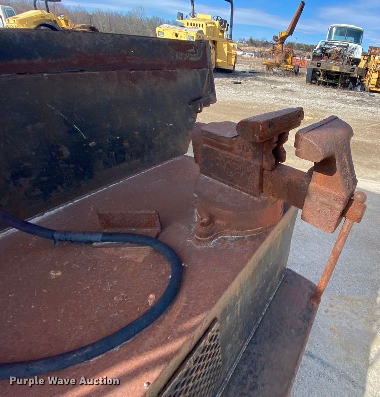 image for item DM2766 1996 GMC TopKick C5500  flatbed truck