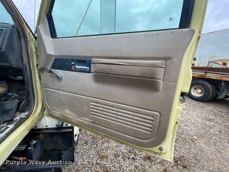 image for item DM2770 1996 GMC TopKick C5500  flatbed pickup truck