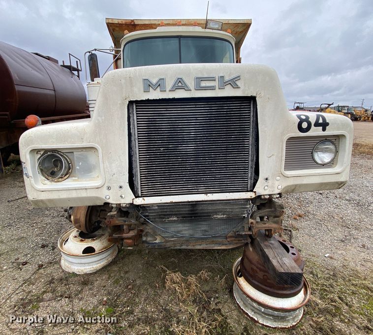 image for item DM2771 1986 Mack DM600  dump truck