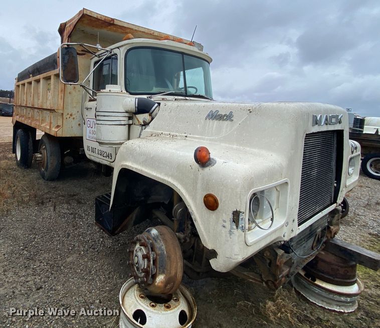 image for item DM2771 1986 Mack DM600  dump truck