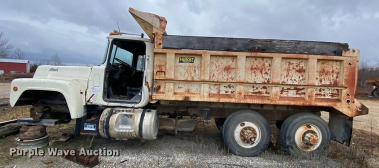 image for item DM2771 1986 Mack DM600  dump truck