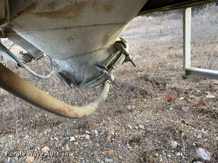 image for item DM2778 1974 Fruehauf pneumatic dry bulk trailer