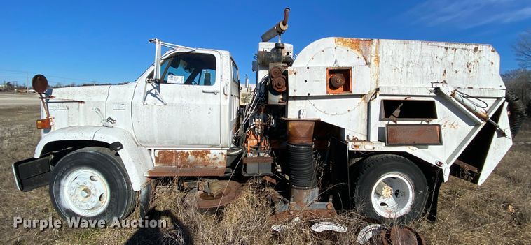 image for item DM2786 1986 GMC TopKick C7000  street sweeper truck