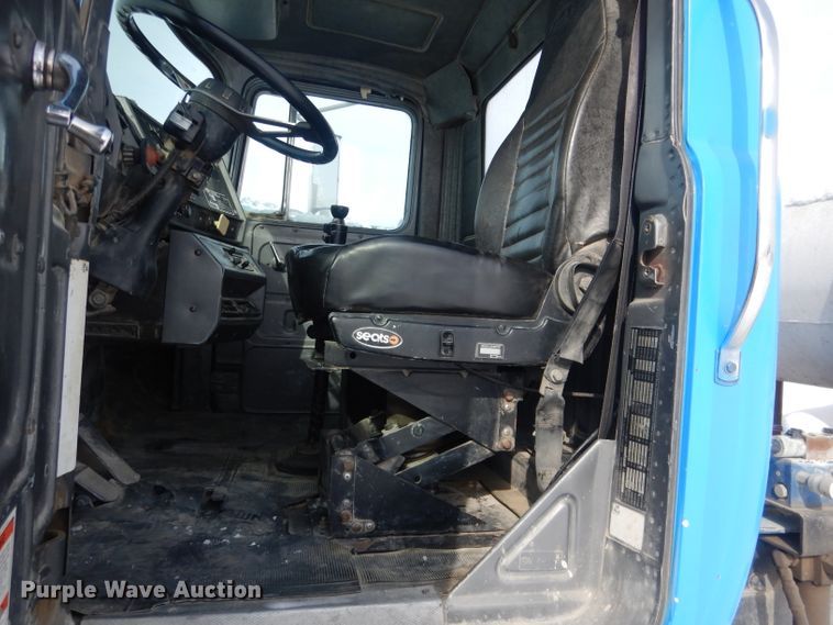 image for item FA9480 1997 Mack RD600  ready mix truck