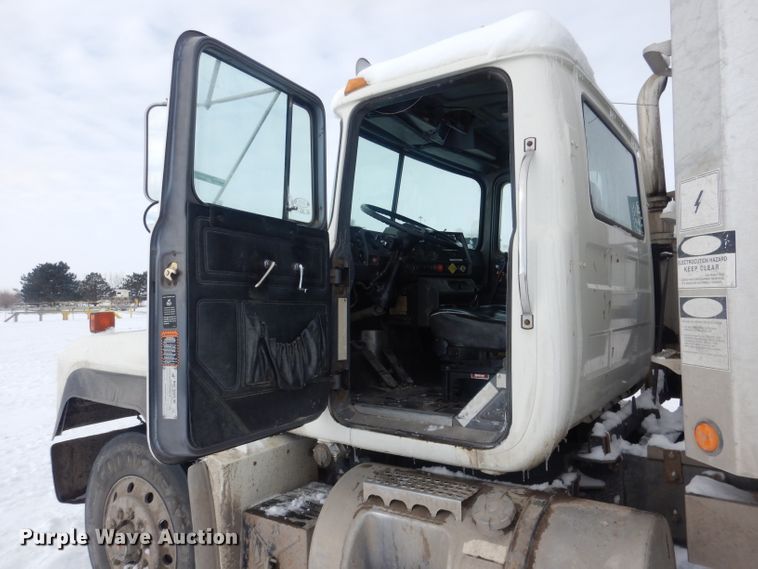 image for item FA9481 1994 Mack RD600  dump truck