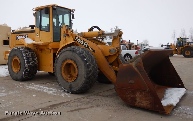 image for item GC9792 2002 John Deere 744H  wheel loader