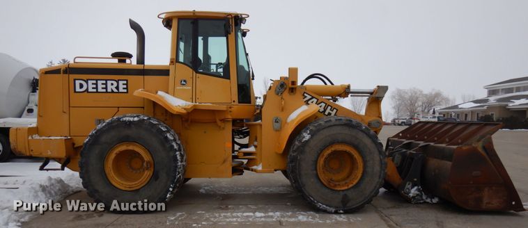 image for item GC9792 2002 John Deere 744H  wheel loader