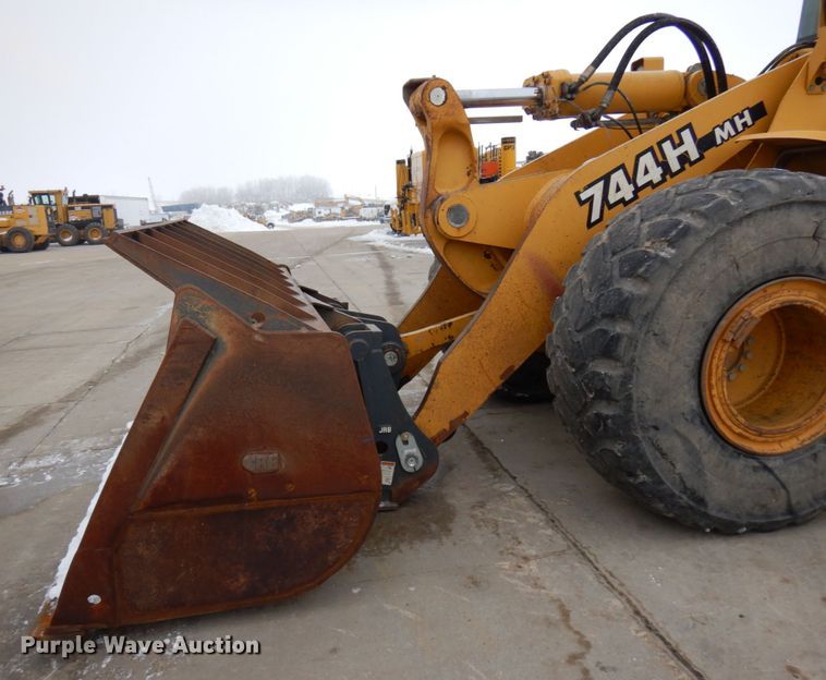 image for item GC9792 2002 John Deere 744H  wheel loader
