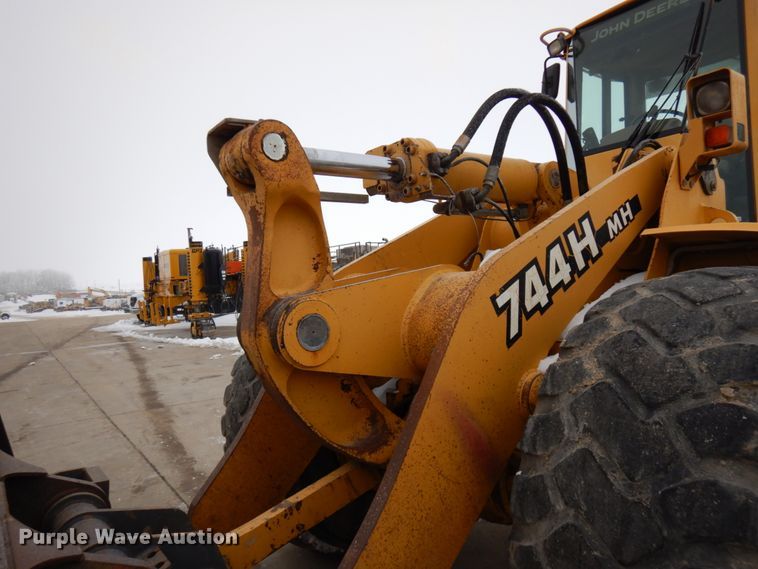 image for item GC9792 2002 John Deere 744H  wheel loader