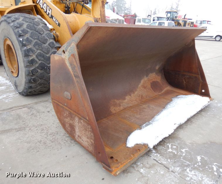 image for item GC9792 2002 John Deere 744H  wheel loader