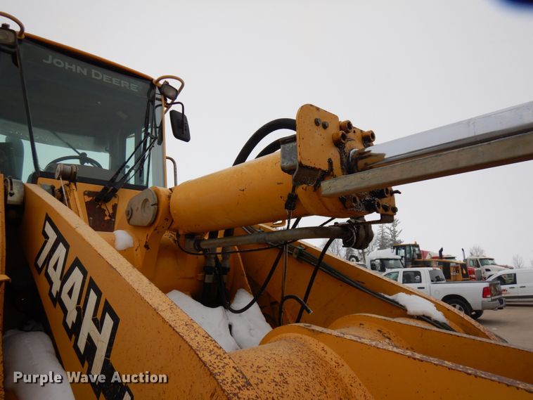 image for item GC9792 2002 John Deere 744H  wheel loader