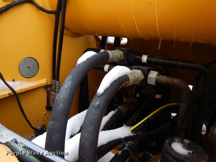 image for item GC9792 2002 John Deere 744H  wheel loader